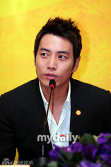 组图：朴信惠朱相旭当选大钟电影节形象大使