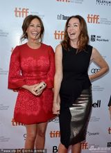 组图：《八月》首映 大嘴朱莉娅-罗伯茨红裙美艳