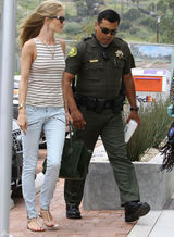 高清组图：惠特莉和男友杰森亮相 牛仔裤秀长腿