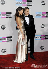 组图：比伯赛琳娜红毯深情对视 破不和传闻