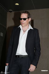 杜丽莎被告拖欠工资 其夫到庭应讯双方未达成和解