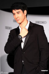 组图：王力宏出席代言活动自曝勤练肌肉健身