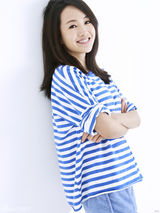 组图：衣珊休闲蓝色系写真 笑容甜美展清纯魅力