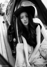 组图：佟丽娅街拍写真演绎摩登复古风