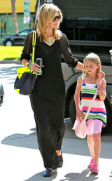 高清图：海蒂-克鲁姆和女儿出行黑衣背潮包现身