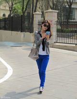 高清组图：贾青街拍LOOK 格子外套搭配蓝色裤子