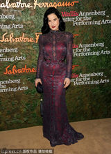 组图：群星亮相表演艺术成就奖 塞隆礼服闪耀