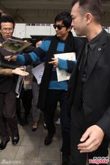 组图：日星大泽隆夫帅气抵台 握手签名来者不拒