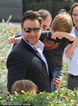 幻灯图：戛纳开幕片《罗宾汉》记者会 克劳携子亮相