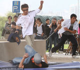 组图：《下一个奇迹》热拍 谢霆锋上演英雄救美