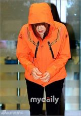 组图：携可疑药草遭扣韩女星获释回国咬唇委屈