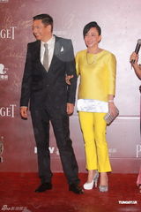 高清图：周润发携夫人现身红毯 司仪打趣贵人出门