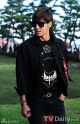 组图：东方神起釜山办签名会休闲装帅气随和