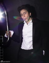 幻灯图集：Lady gaga女扮男装风情不减 神似猫王