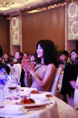 组图：陈燃裸色长裙优雅显婀娜气质