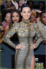 组图：凯蒂佩里紧身豹纹秀美腿 呲牙露镶钻牙套