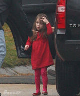 幻灯图集：苏瑞一身红裙亮相 克鲁斯片场享美食