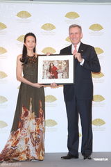 组图：莫文蔚暑假英国陪老公 直言无生育计划