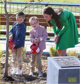 组图：凯特王妃着清新绿裙与小朋友种树兴致足