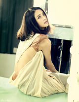 组图：张歆艺薄纱长裙清新唯美 显轻熟女慵懒风情