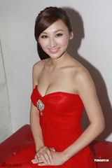 组图：港姐高海宁性感出镜 低胸红装秀浑圆半球