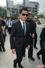 组图：演唱会之父张耀荣出殡 郭富城陪同全程