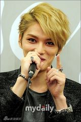 组图：JYJ金在中个唱激情 敞上衣露点显妖娆范