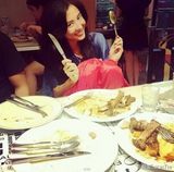 组图：张柏芝素颜享美食 穿热裤被赞青春靓丽