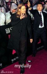 组图：布拉德-皮特韩国宣传新片 长发造型微胖