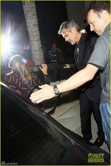 组图：乔治克鲁尼西装笔挺与女友共进晚餐