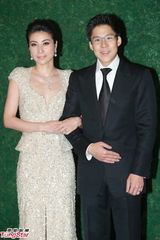 组图：晶刚香港婚宴 郭晶晶坠钻礼服挽霍启刚亮相