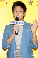 组图：杨丞琳为黄靖伦站台 与小猪绯闻大抢风头