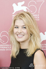 《巴尼的人生》记者会  女演员罗莎蒙德和男星谈笑