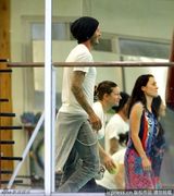 组图：小贝陪儿子练空手道 克鲁兹踹木板身手好