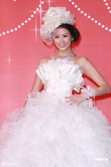 组图：吴千语首走婚纱秀坦言享受浪漫气氛