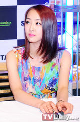 组图：韩女团SISTAR靓装出席粉丝签名会