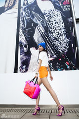 组图：吕一时尚街拍 仲夏变身气质名媛