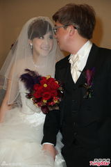 组图：黄小柔出嫁盼造人 穿低胸婚纱挽老公亮相