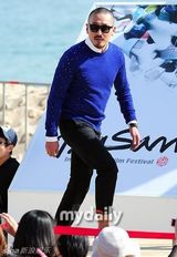 组图：河正宇金孝珍出席电影节观众对话活动