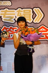 幻灯组图：阿SA签售新专辑 透露明年Twins再发片