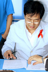 组图：王宝强成预防艾滋病关爱大使 回顾打工经历