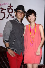 组图：曾之乔为新剧裸背上阵 被吴建豪袭胸吓坏父母