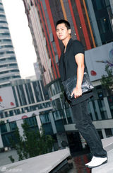 组图：于晓光T恤搭配牛仔裤蛇纹包