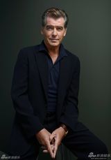 组图：《爱情重击》布鲁斯南汤普森玩暧昧