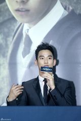 高清组图：金秀贤新片首映 花美男比谦虚钻桌子