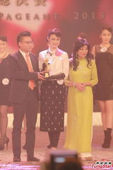 组图：房星彤爆冷摘亚姐后冠 奖杯是生日礼物