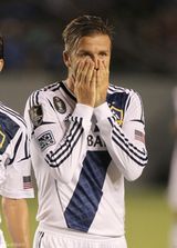 组图：贝克汉姆赛场出糗 偷摸私处被拍下