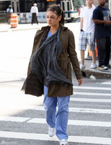 组图：米拉-库尼斯穿病号服亮相新片场