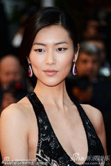 组图：超模刘雯助阵《爱》首映 邦女郎玛尔洛性感