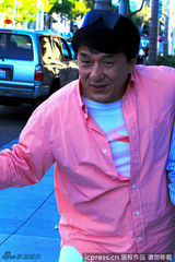 组图：成龙亮相加州街头 笑对媒体亲切十足